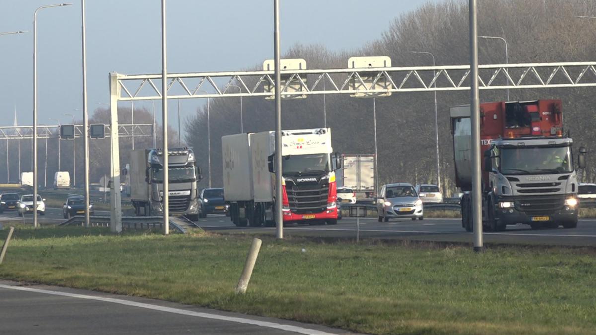 Ruim uur vertraging op A7 bij Purmerend-Noord na ongeluk met vrachtwagen