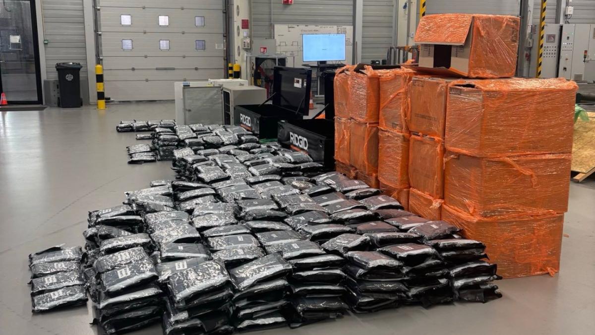 Steeds creatiever: zo smokkelden criminelen vorig jaar honderden kilo's drugs via Schiphol