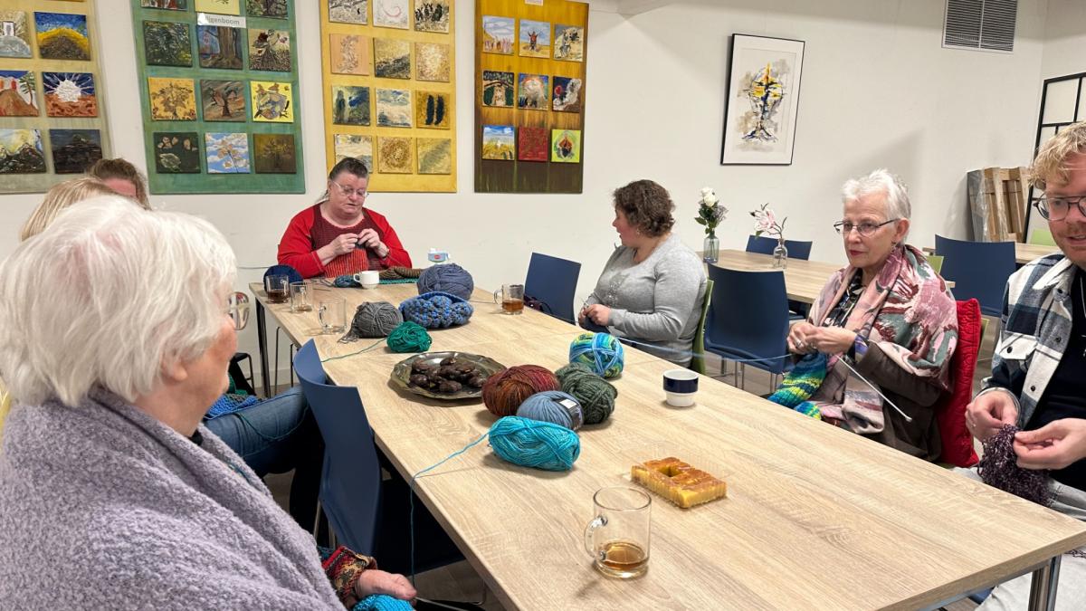 Speciaal breicafé helpt daklozen de winter door: 