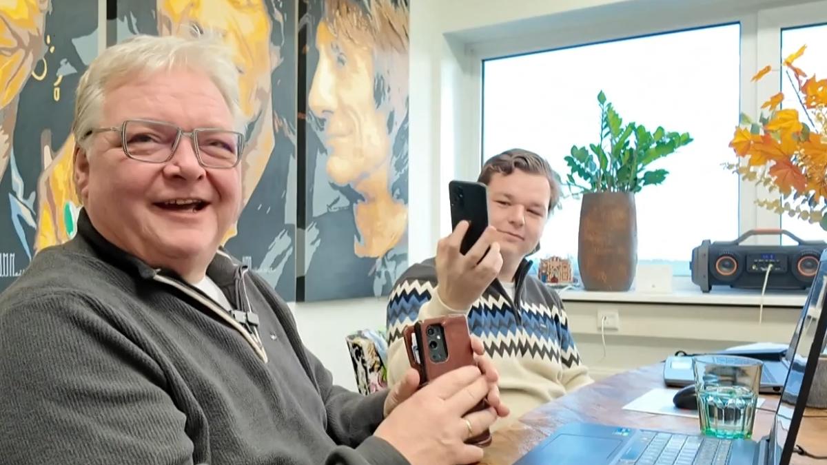 Marco (59) en zijn zoon brengen oude vergeelde foto's tot leven in kunstmatige film