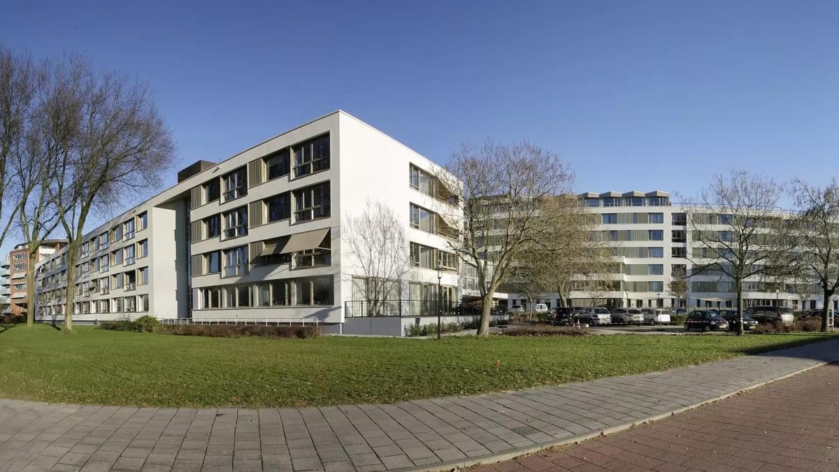 Woonruimte zorgcomplex in brand gestoken en agent mishandeld: vrouw (63) voor rechter