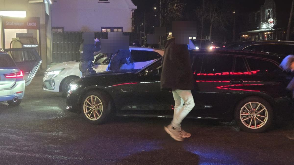 Politie rijdt auto klem: zeker één aanhouding