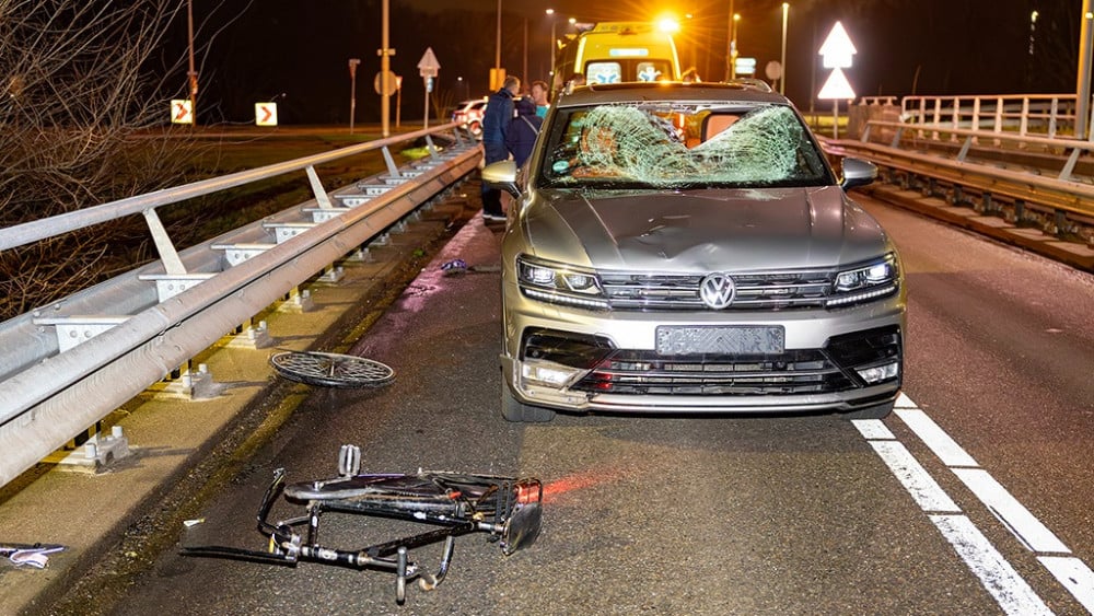 Fietser gewond na aanrijding met auto: slachtoffer naar ziekenhuis.
