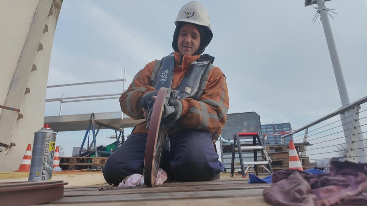 Pontje als alternatief: Zaanse Prins Bernhardbrug open voor reparatie