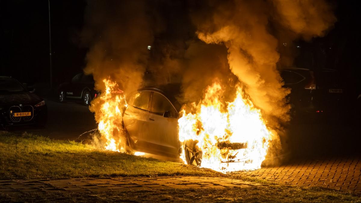 Opnieuw auto in vlammen opgegaan in Haarlem: zoveelste in lange reeks
