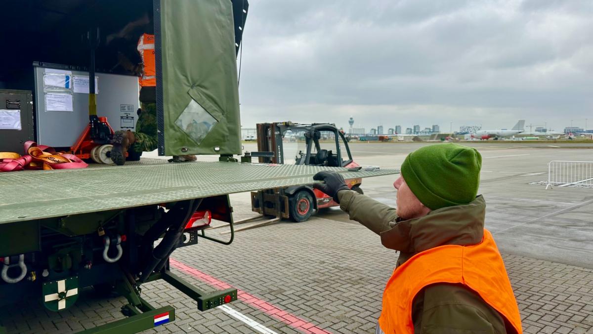 Tussen de lijnvluchten oefenen F-35’s op Schiphol: 'Als er oorlog komt, moeten we klaar zijn'