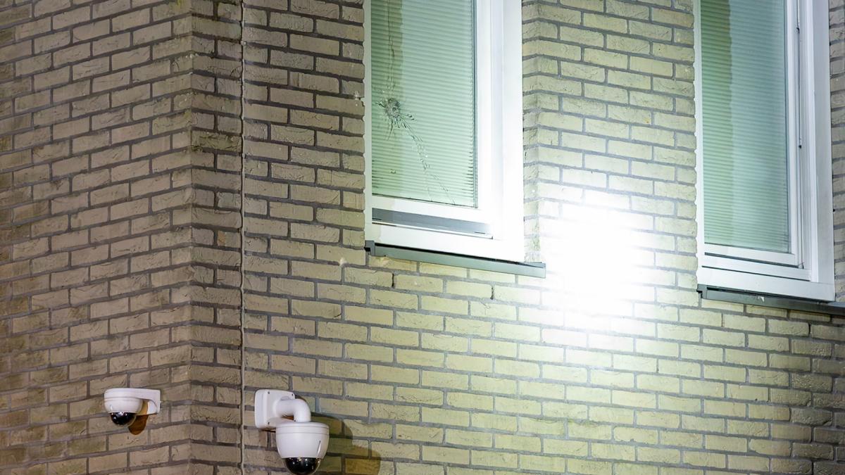 Brand uitgebroken in woning Osdorp, politie vindt kogelgat in raam