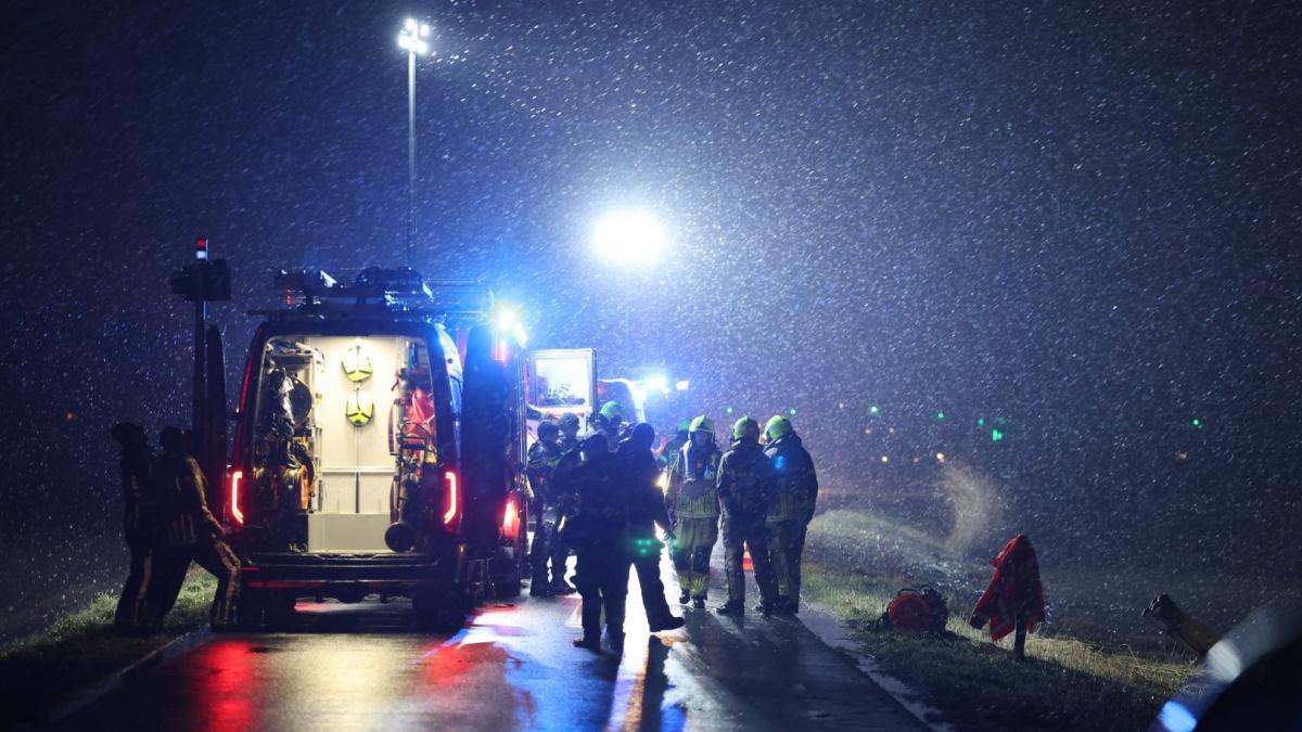 Auto raakt volledig onder water aan Oostdijk in Heerhugowaard, groot alarm geslagen