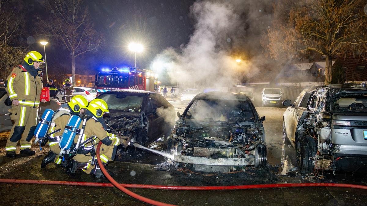 Drie auto's zwaar beschadigd na autobrand in Spaarndam