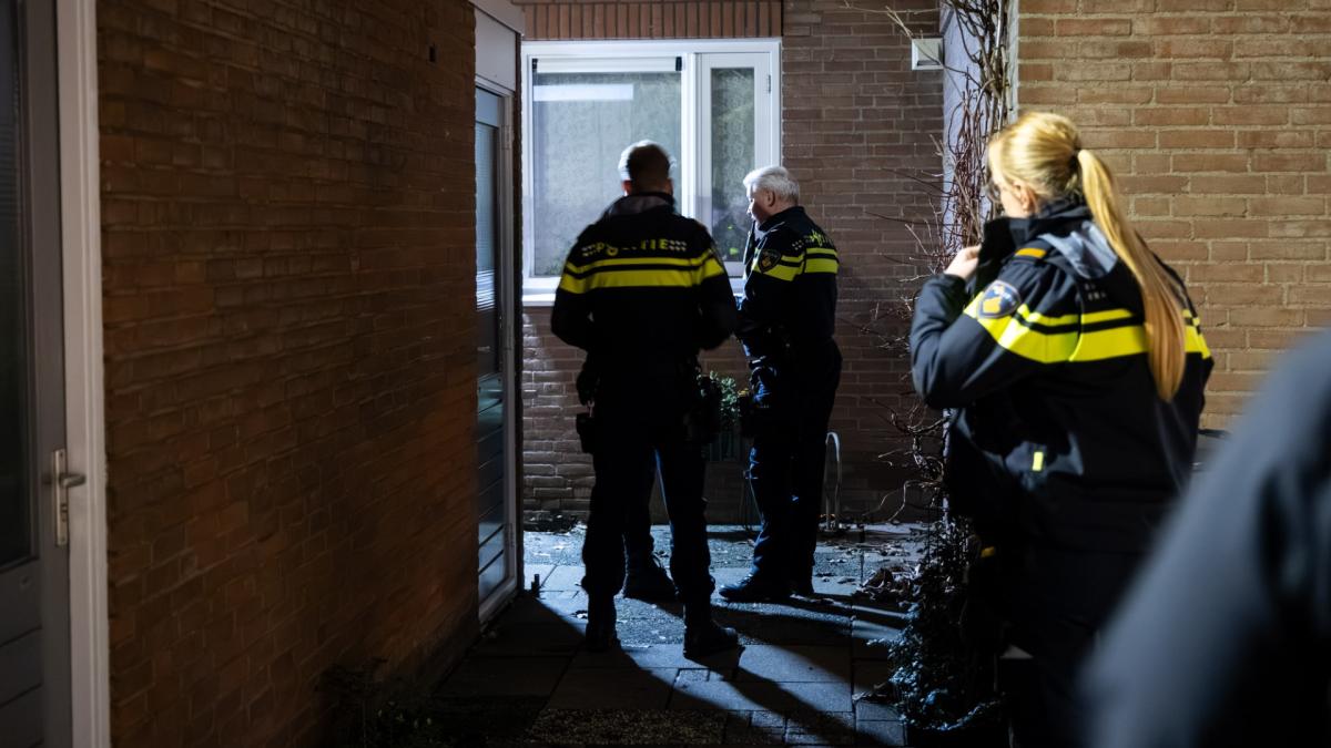 Explosie bij huis in Hoofddorp • Nepagenten aangehouden in Hippolytushoef