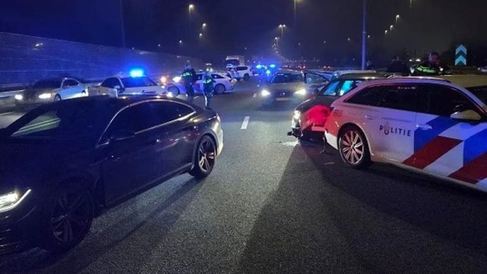 Man rijdt 200 kilometer per uur en ramt politie tijdens achtervolging Home