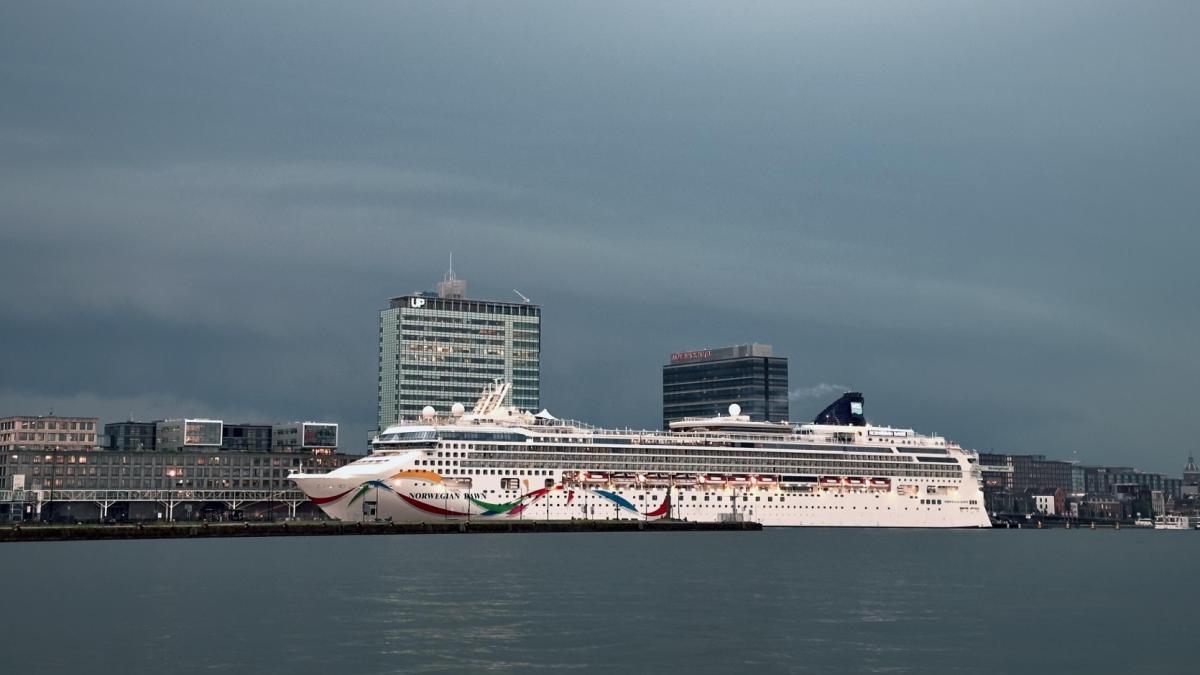 Minister verrast door voornemen Amsterdam om cruiseschepen te weren, wil 'stevig' in gesprek
