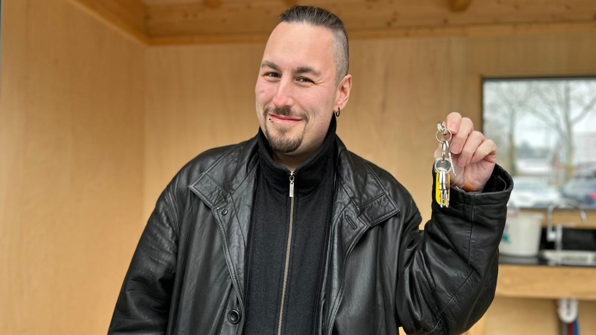 Na bijna een jaar vertraging kan Dyon dan eindelijk zijn tiny house in Andijk in