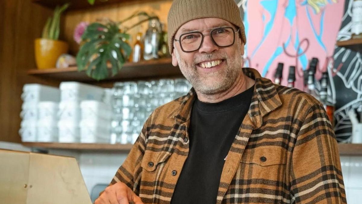 John (58) doet na 22 jaar strandtent Aloha van de hand: 