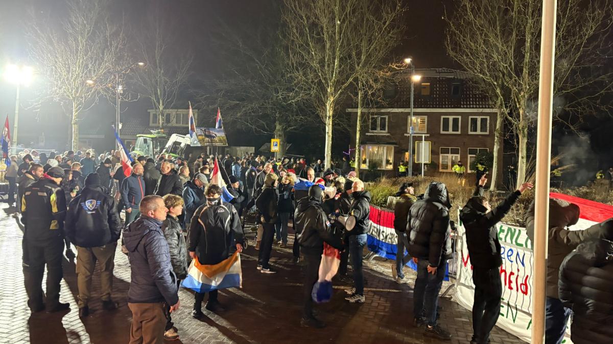 Voor- en tegenstanders azc demonstreren in Heemskerk, ongeregeldheden blijven uit