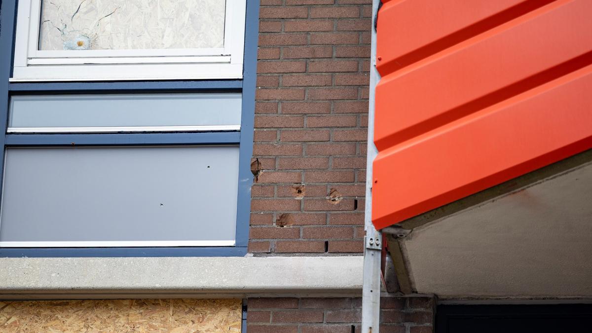 Viertal opgepakt voor drugshandel Landsmeer • Cameratoezicht in straat in Amsterdam-Osdorp na beschi