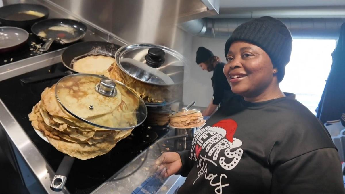 Asielschip wordt pannenkoekenschip: Zaankanters bakken met asielzoekers