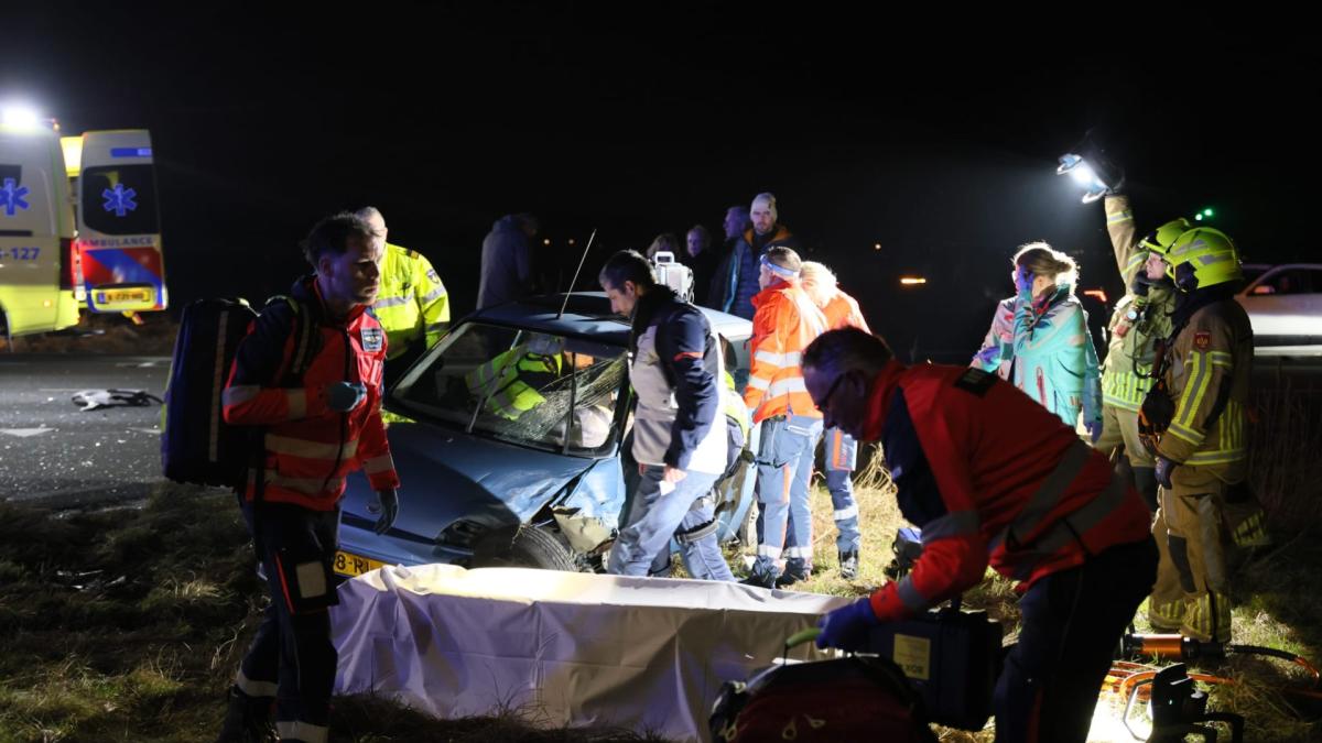 Meerdere gewonden bij aanrijding op snelwegafrit • Slagbomen spoorweg blijven hangen