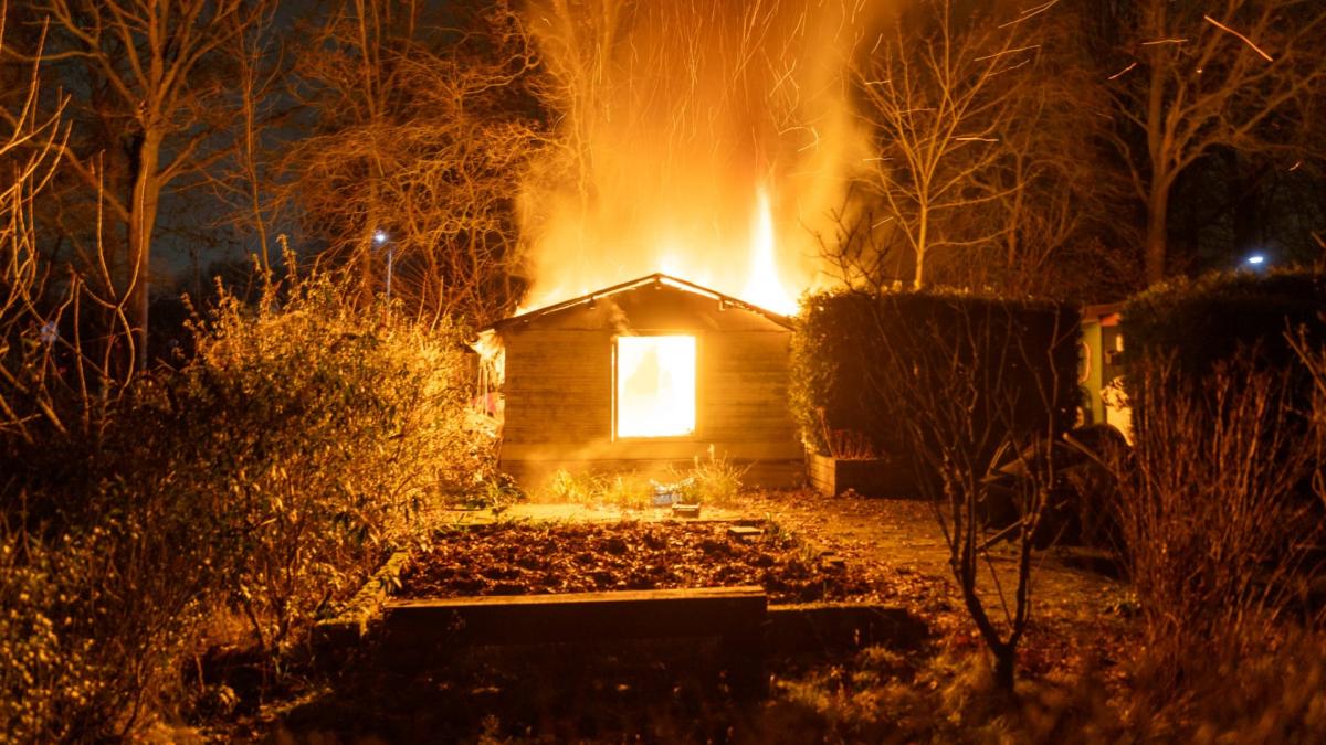Tuinhuisje volledig afgebrand in Velsen-Noord