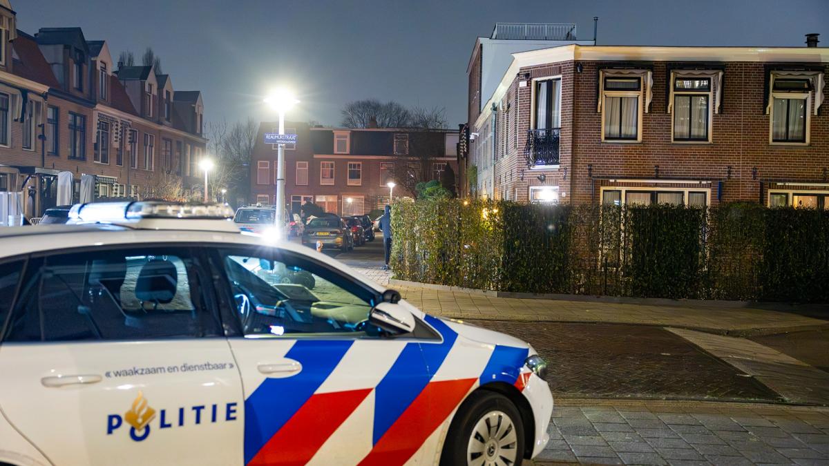 Woning beschoten in Watergraafsmeer, auto van ruim twee ton weggesleept