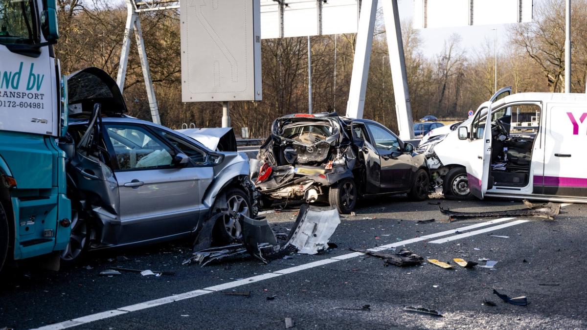 Velsertunnel dicht na ongeluk met vrachtwagen, vier gewonden