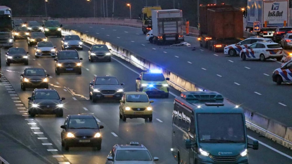 Twee mannen vast voor invoer 600 kilo cocaïne • Brandweerwagen rijdt door roldeur van kazerne