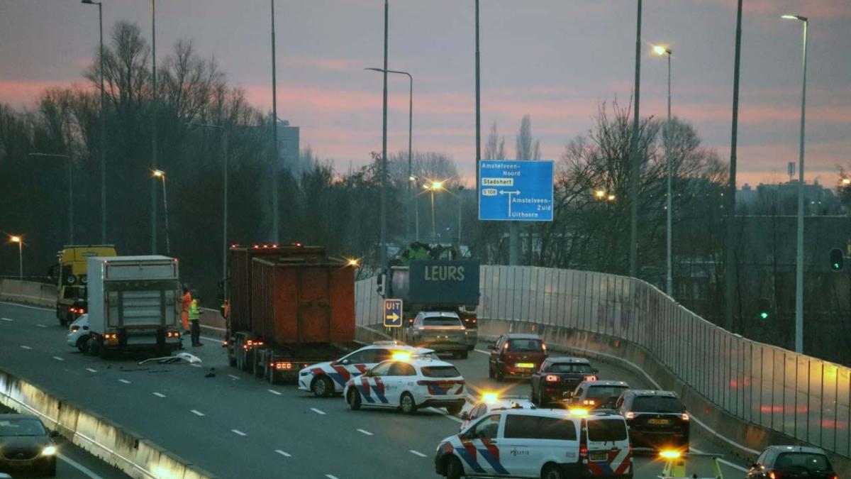 Politie zoekt automobilist die bij ernstig ongeluk A9 'eenzame agent' te hulp schoot