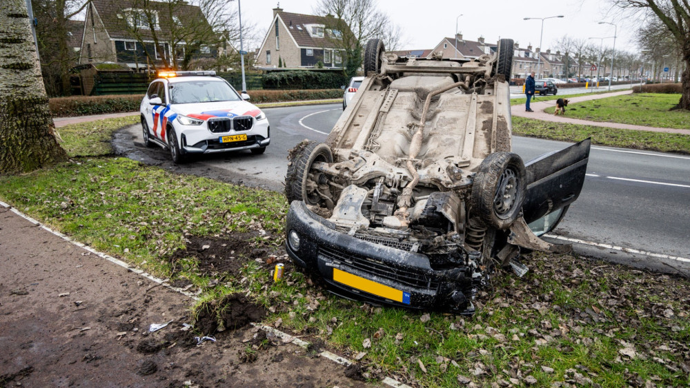 Automobilist belandt op dak na crash • Overleden persoon aangetroffen in Haarlem