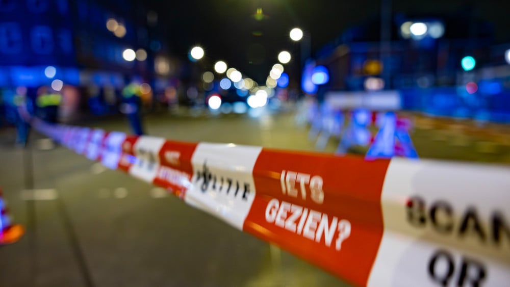 Weesper (32) aangehouden voor seksuele afpersing • Witte waas blijkt gedumpte latexverf