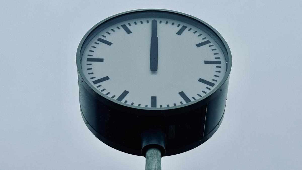 Opluchting in Zandvoort: iconische klok vernieuwd en tikt weer als vanouds