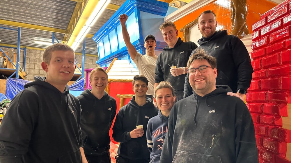 Liters verf en de jaarlijkse stress: komt de carnavalswagen wel op tijd af?