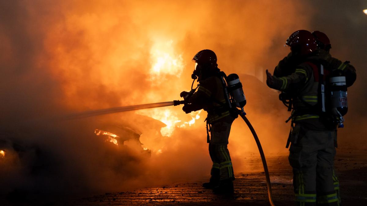 Geen gewonden bij grote brand vijf auto's naast flatgebouw in Uithoorn