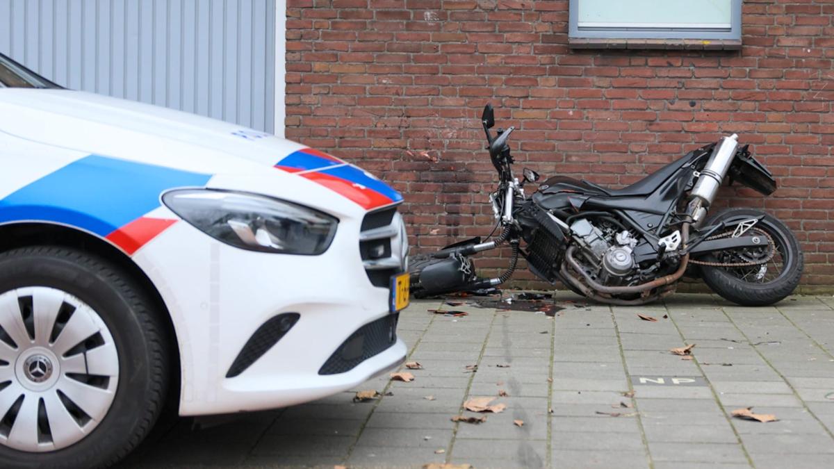 Motorrijder rijdt tegen muur in Velsen-Noord