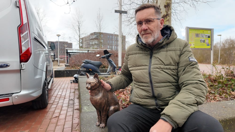 Na mislukte diefstal staat stationskat Brammetje weer op zijn sokkel