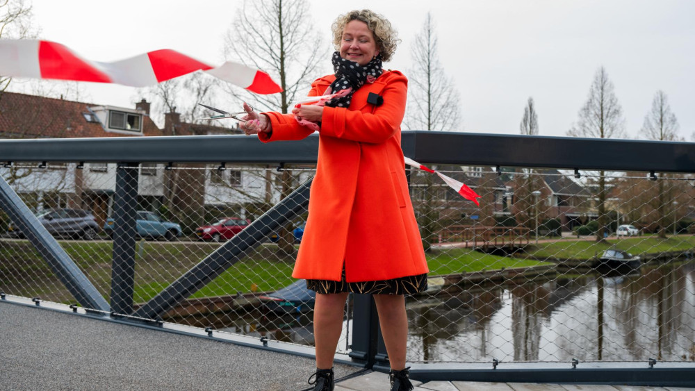 Cyclists and pedestrians happy: new bridge over Leidsevaart in Bloemendaal opens