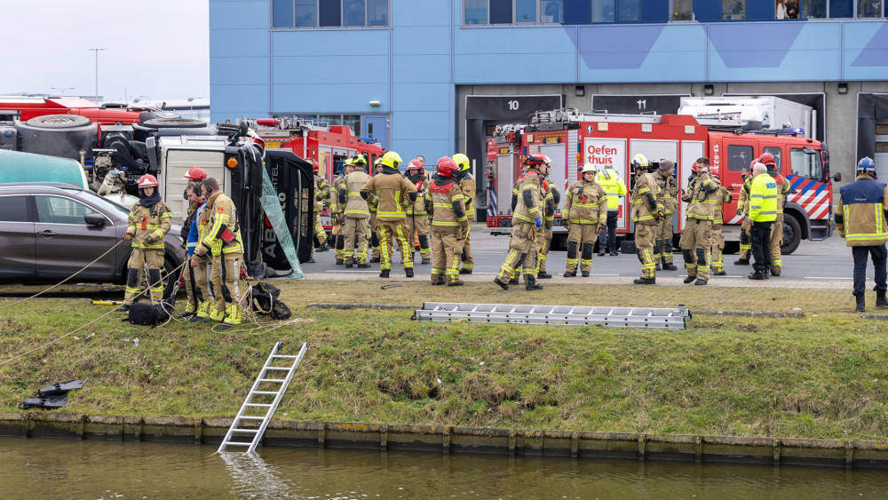 Cementwagen gekanteld in Aalsmeer • Hilversumse Eerenberg wordt staatssecretaris van Financiën.