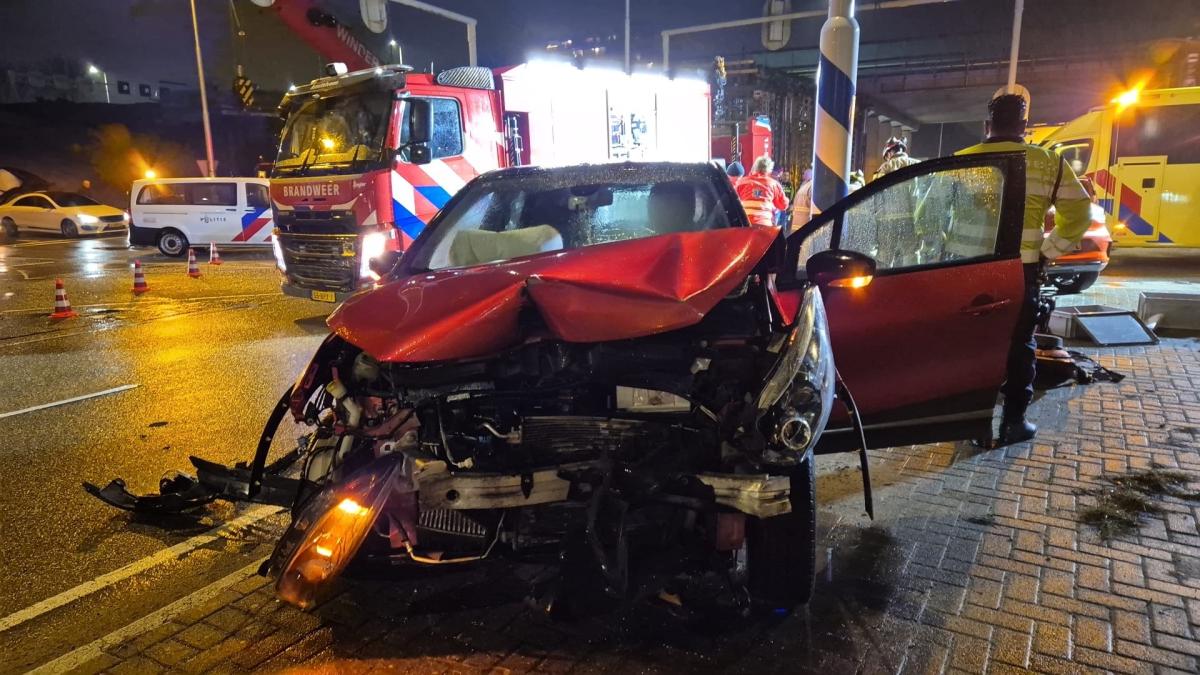 Zwaargewond slachtoffer uit auto bevrijd bij ongeluk afrit A9