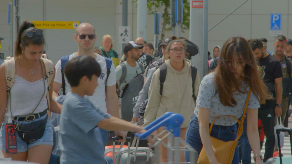 Schiphol verwacht deze zomer bijna 13 miljoen reizigers: zo mis je je vlucht niet