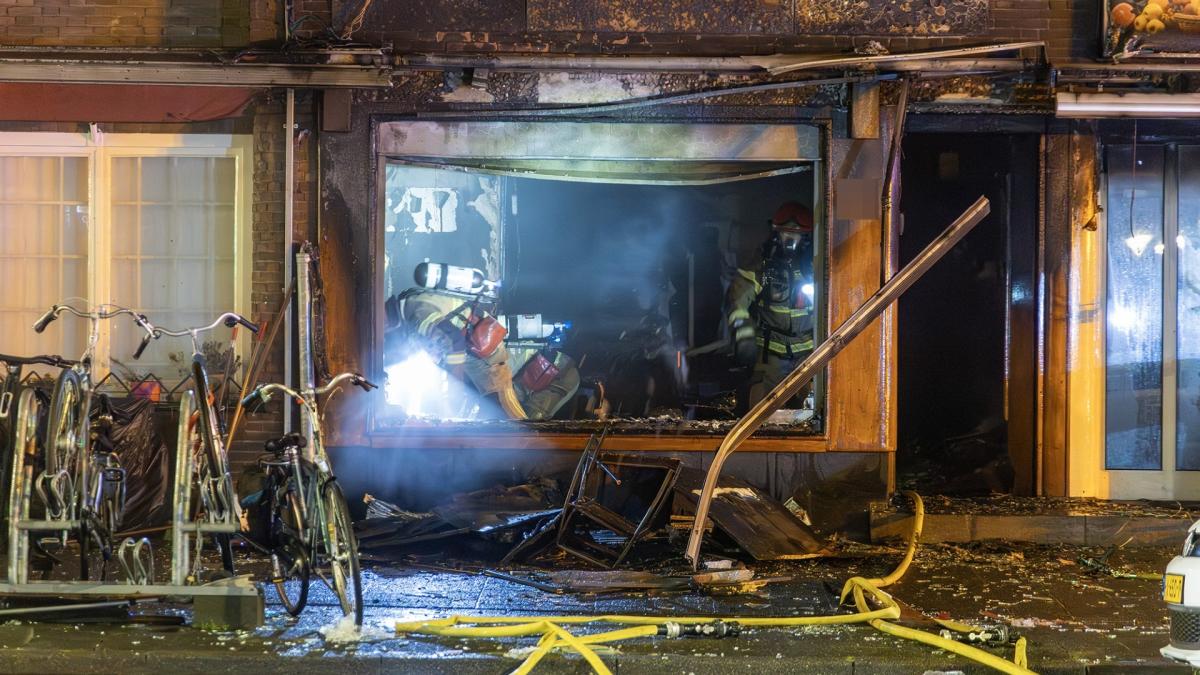EOD onderzoekt verdacht pakketje bij woning in Hoofddorp • 5 mensen onwel bij bedrijf in Uithoorn