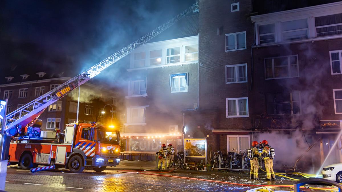 Grote brand na explosie bij winkel in Maasstraat in Zuid