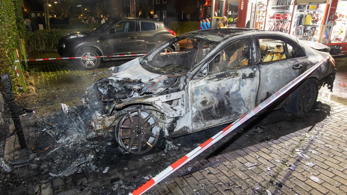 Auto brandt volledig uit in Hoofddorp, vermoedelijk aangestoken