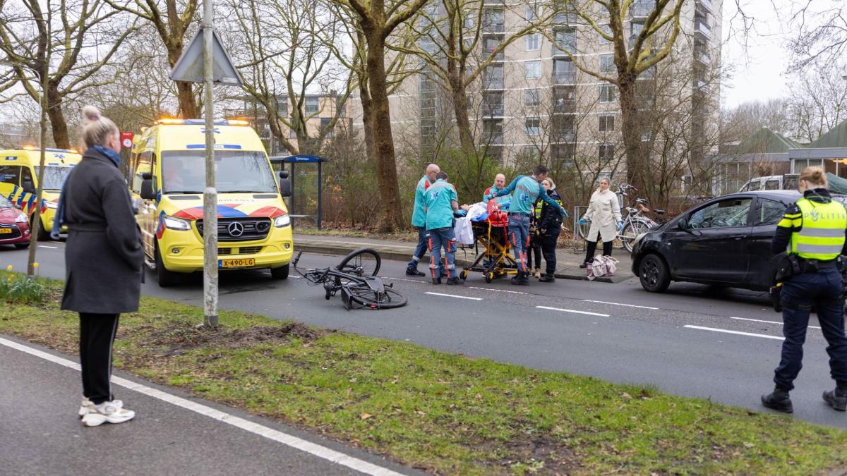 Jonge vrouw op de fiets aangereden in Zaandam en gewond naar ziekenhuis