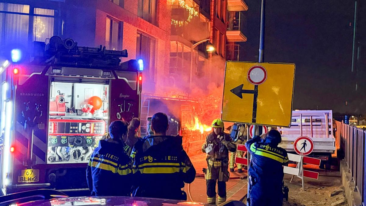 Bus in brand in de haven van IJmuiden • Aanhoudingen voor explosie bij woning in Haarlem