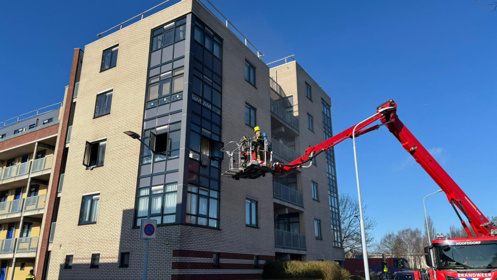 Grote brand in flat Hoofddorp, bewoners gered van balkon Nieuws