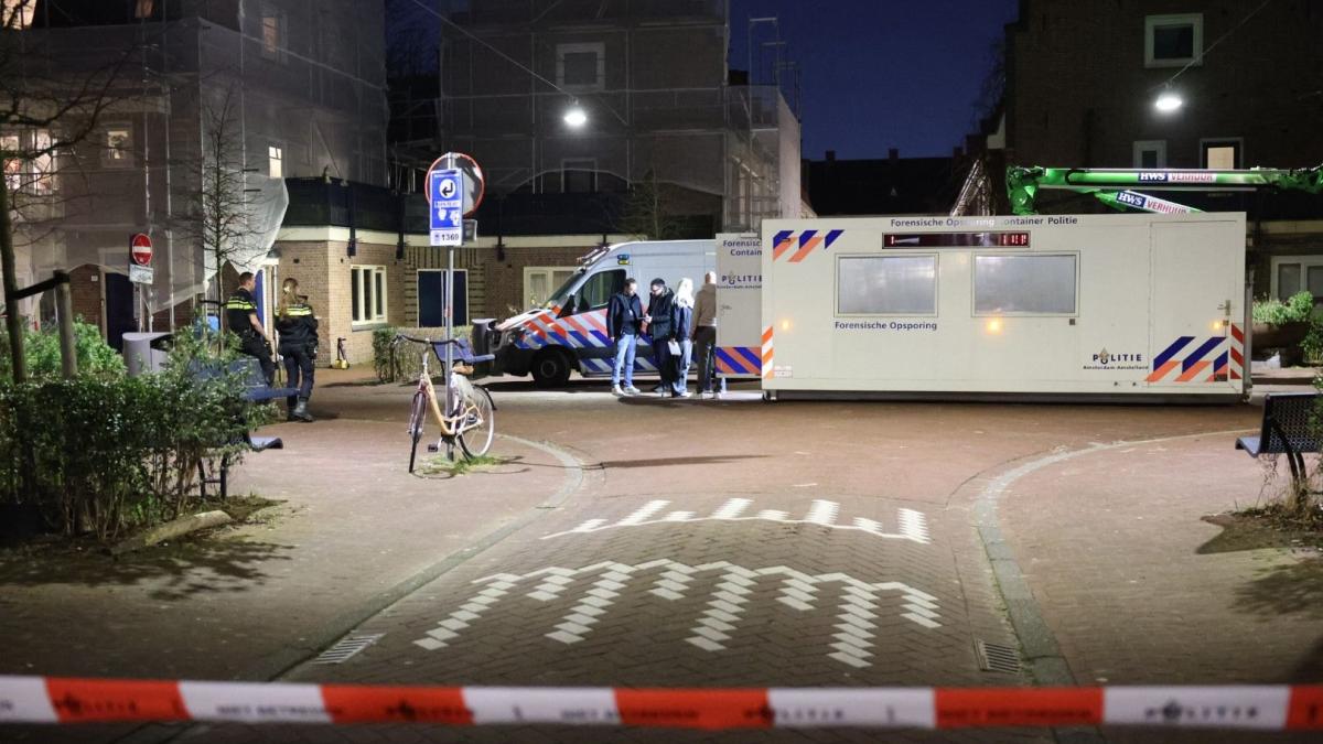 Dode gevonden in woning Amsterdam-Oost, mogelijk door misdrijf om het leven gekomen