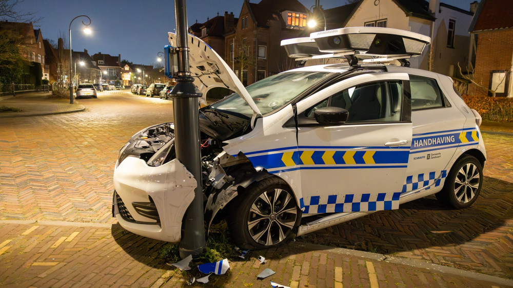 Scanauto loopt flinke schade op na botsing tegen lantaarnpaal. Scanauto loopt flinke schade op na botsing tegen lantaarnpaal.