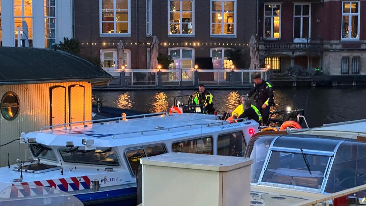 Lichaam in de Amstel gevonden, politie doet onderzoek