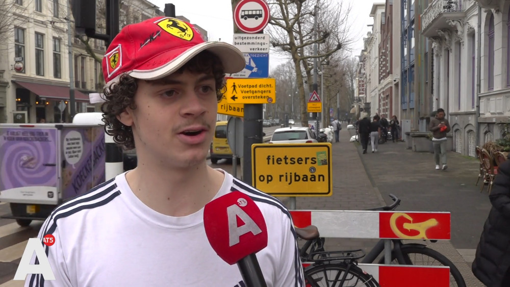 Bike path on Plantage Middenlaan blocked off with traffic signs for over four years: 'Shabby'