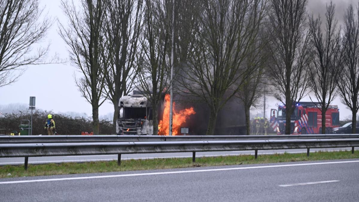 Dikke rook over Wieringerwerf door uitgebrande vrachtwagen