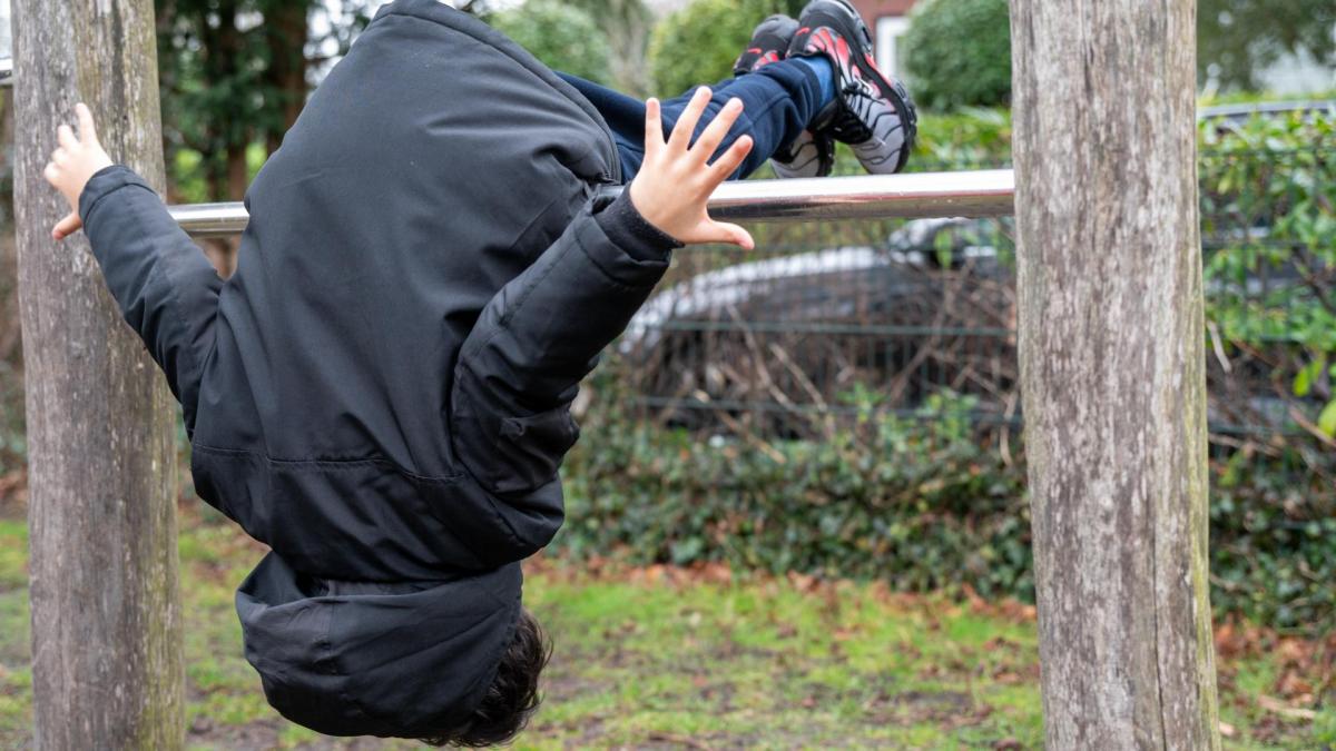 Wie wil Ian (7) mee naar buiten nemen om lekker te kunnen spelen?